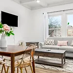 North End Treasure, Beautiful 2 Bedroom Apartment