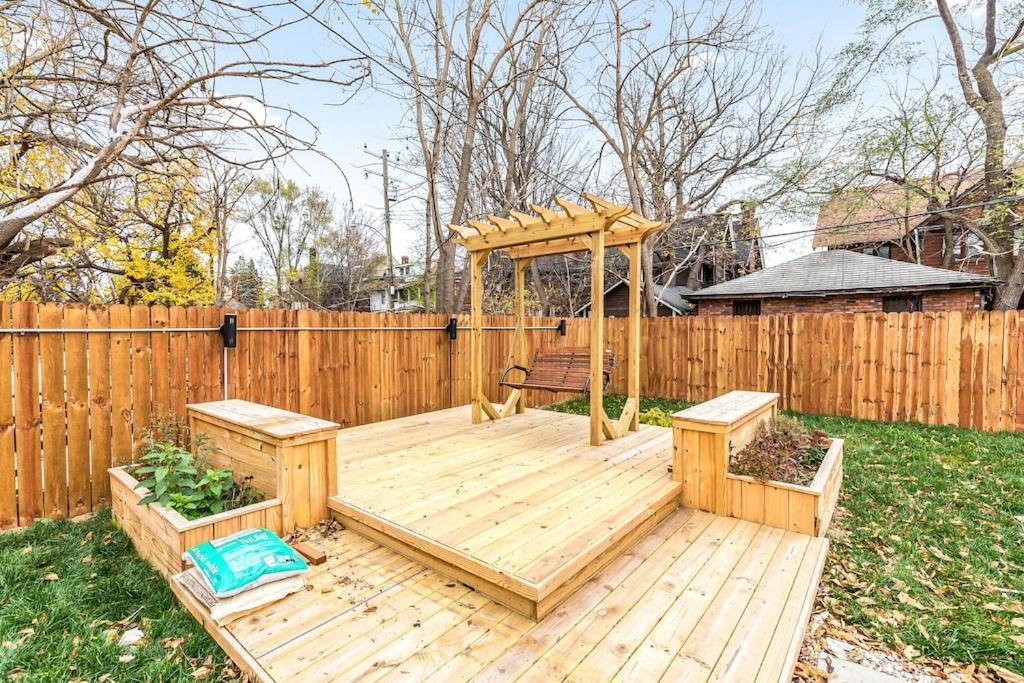 North End Treasure, Beautiful 2 Bedroom Apartment